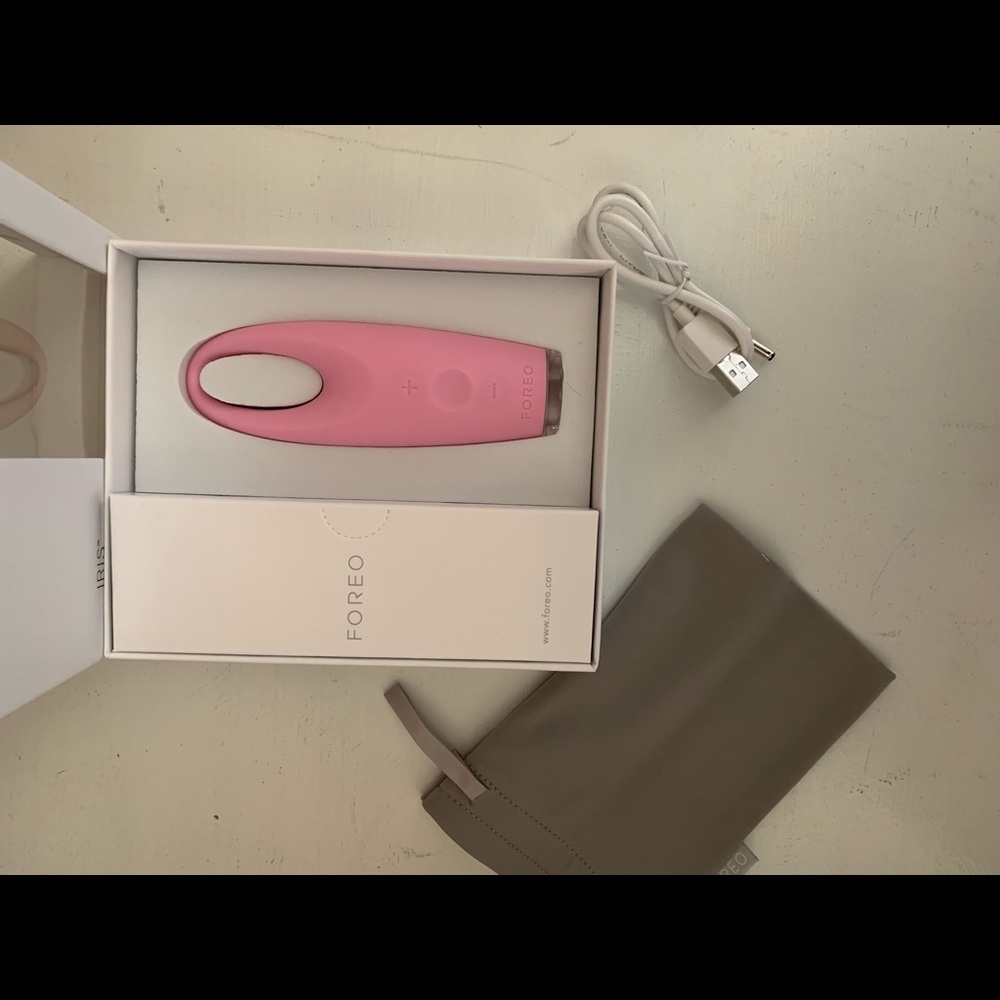 Foreo Iris Eye Massaging AntiAging Depuffing Tool